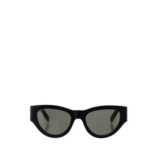 Lunettes de soleil noires au design élégant.