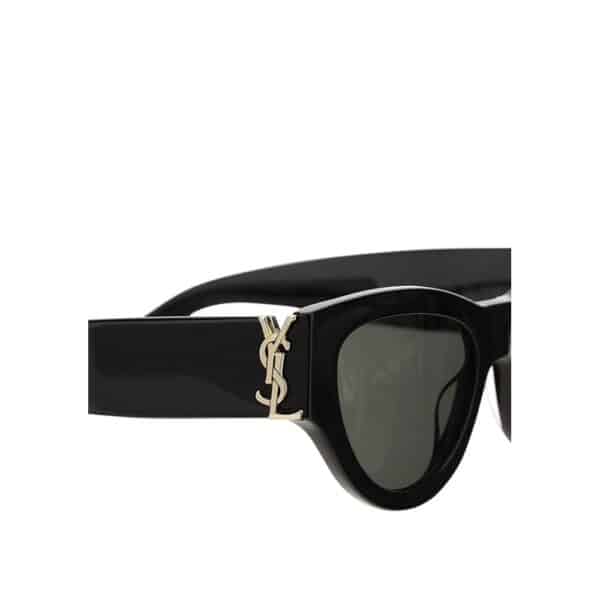 Lunettes noires avec logo YSL doré.