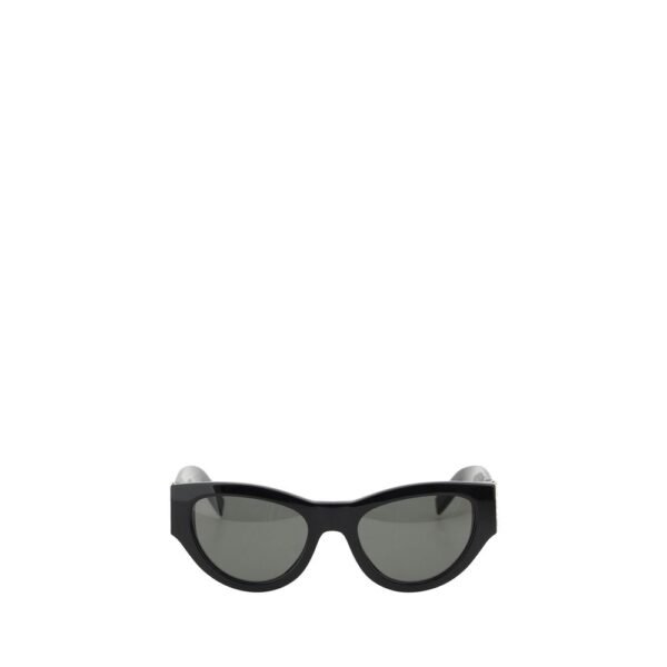 Lunettes de soleil noires au design moderne.