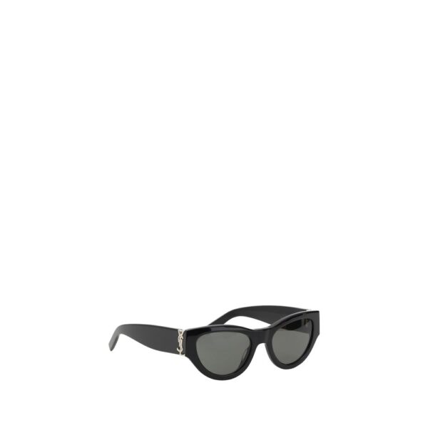 Lunettes de soleil noires au style moderne.