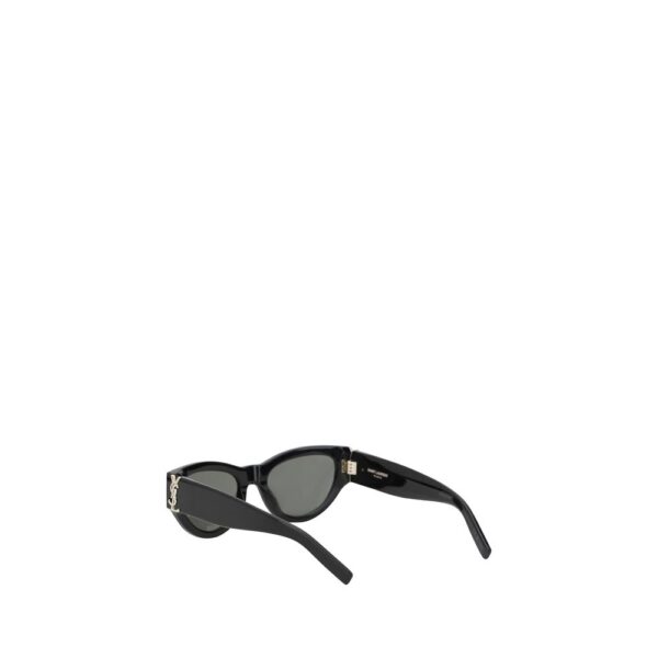 Lunettes de soleil noires au design moderne.