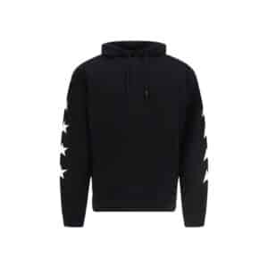 Sweatshirt noir avec étoiles blanches sur les manches.