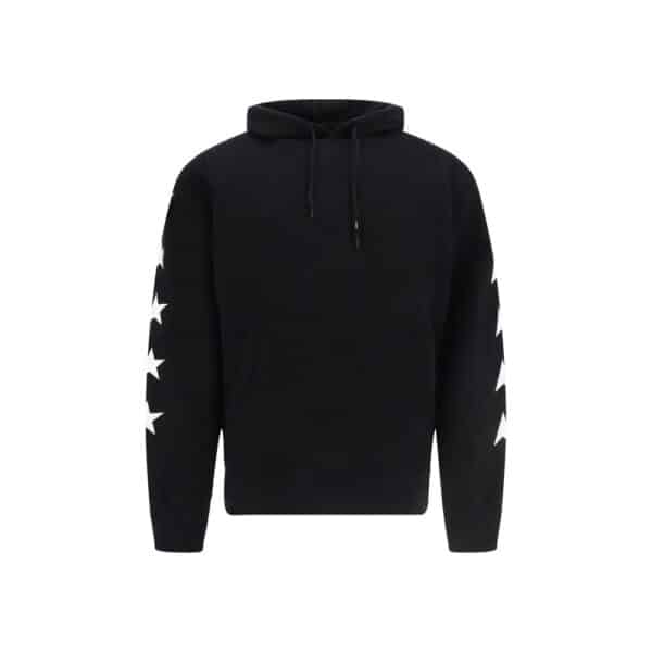 Sweatshirt noir avec étoiles blanches sur les manches.