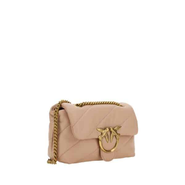 Sac à main en cuir beige avec chaîne dorée.