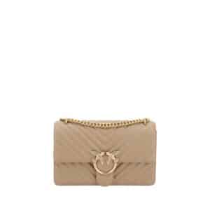 Sac à main beige avec chaîne dorée.