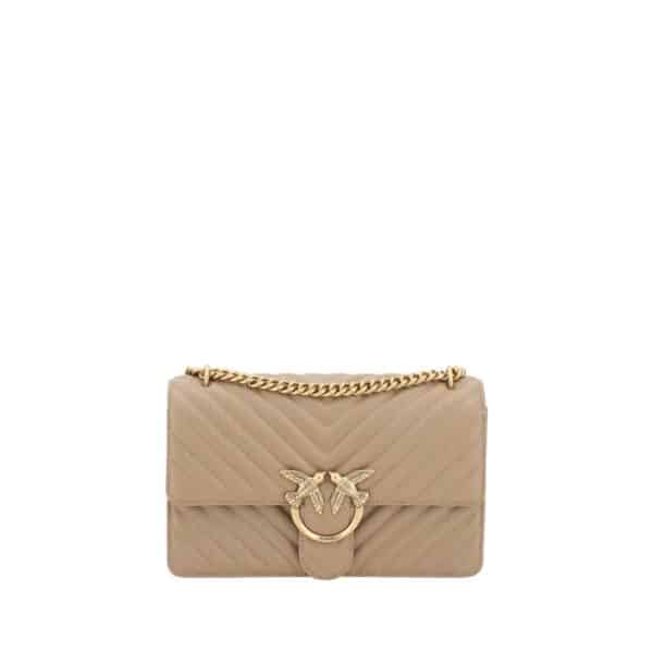 Sac à main beige avec chaîne dorée.