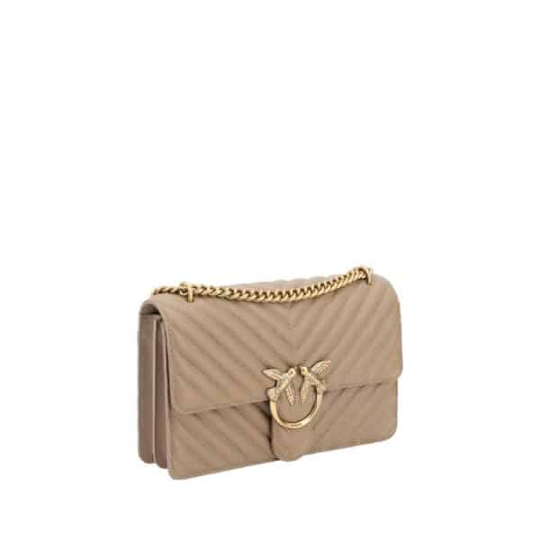 Sac à main beige avec chaîne dorée.