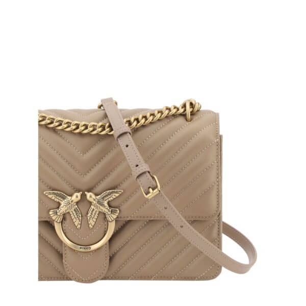 Sac à main beige avec détails dorés.